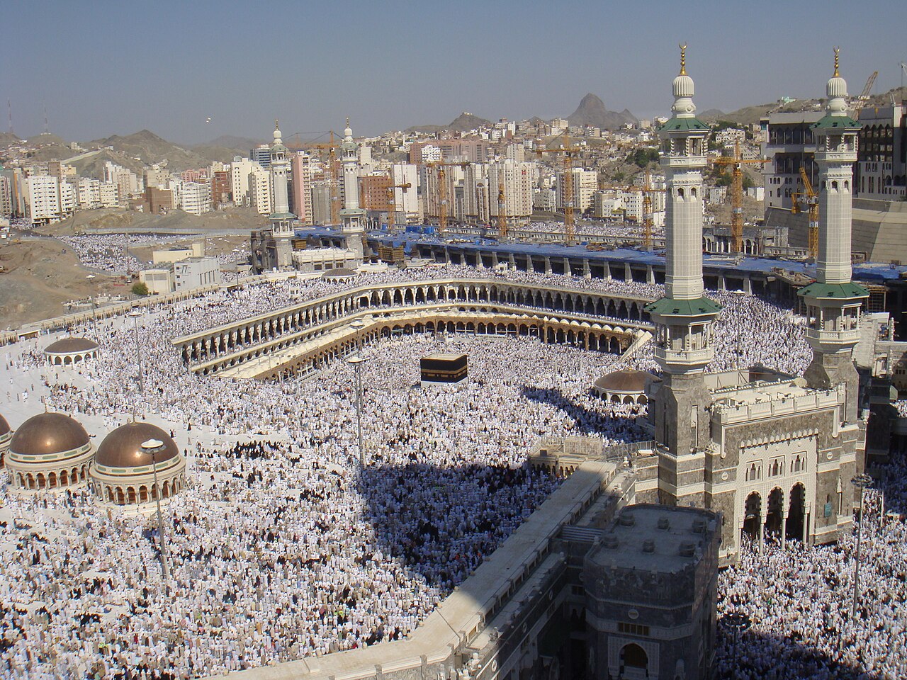 Group Umrah from Pakistan versus private booking