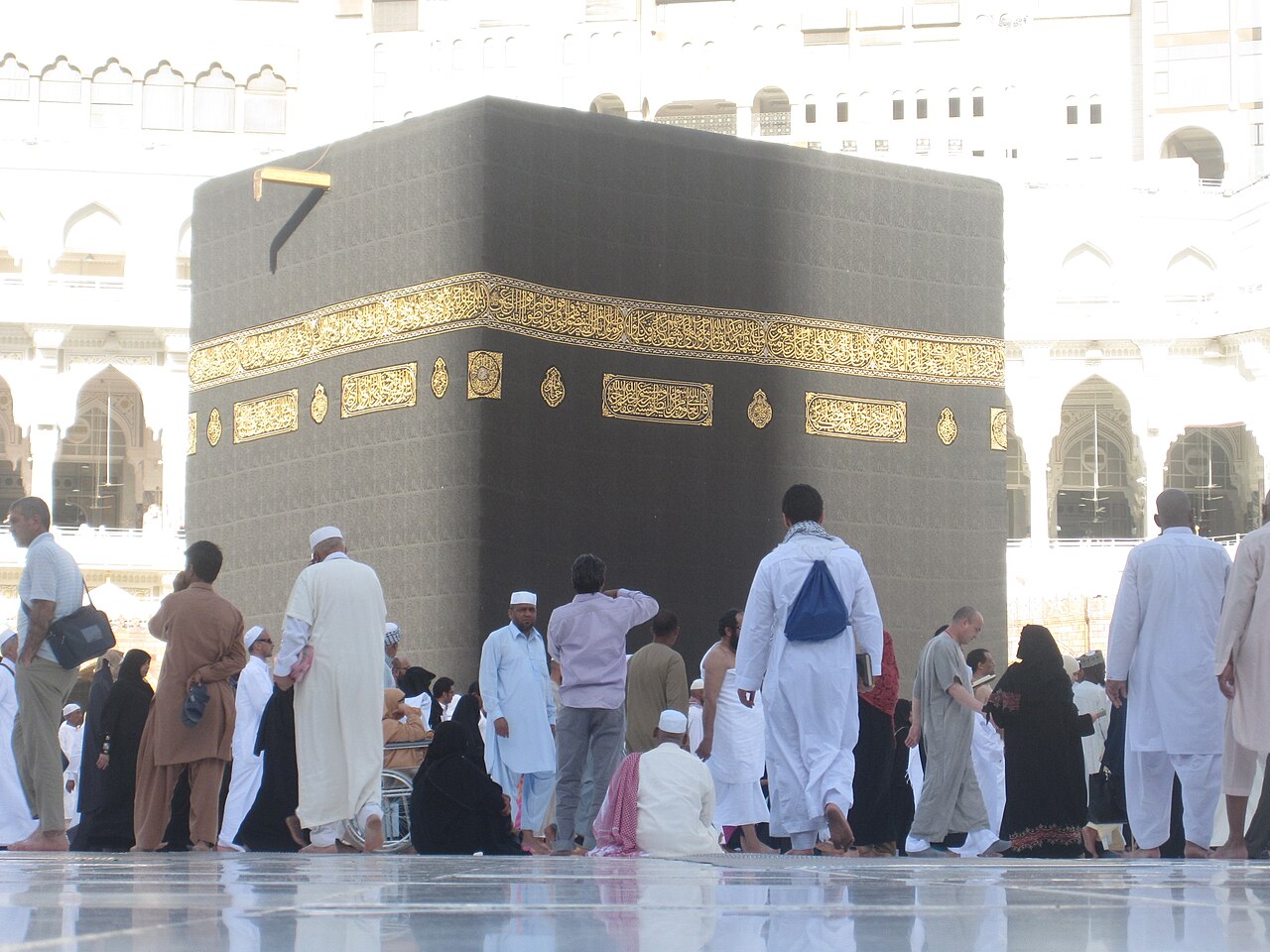 What is included in an Umrah package from Pakistan